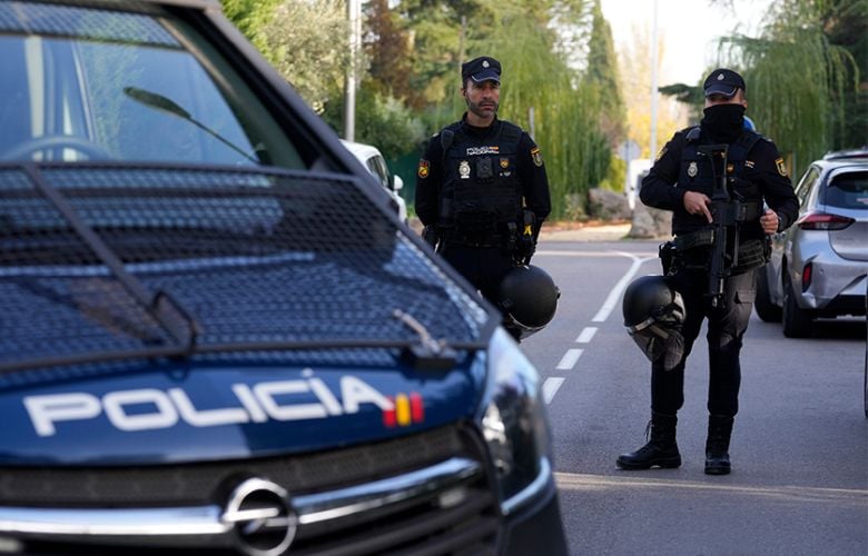 Εκατοντάδες-μετανάστες-εκδιώχθηκαν-από-ένα-πρώην-λύκειο-στην-Ισπανία-όπου-είχαν-βρει-καταφύγιο