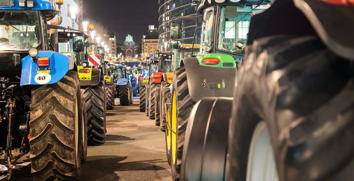 Εκατοντάδες-τρακτέρ-στους-δρόμους-των-Βρυξελλών-ενόψει-της-Συνόδου-Κορυφής-των-ηγετών-της-ΕΕ