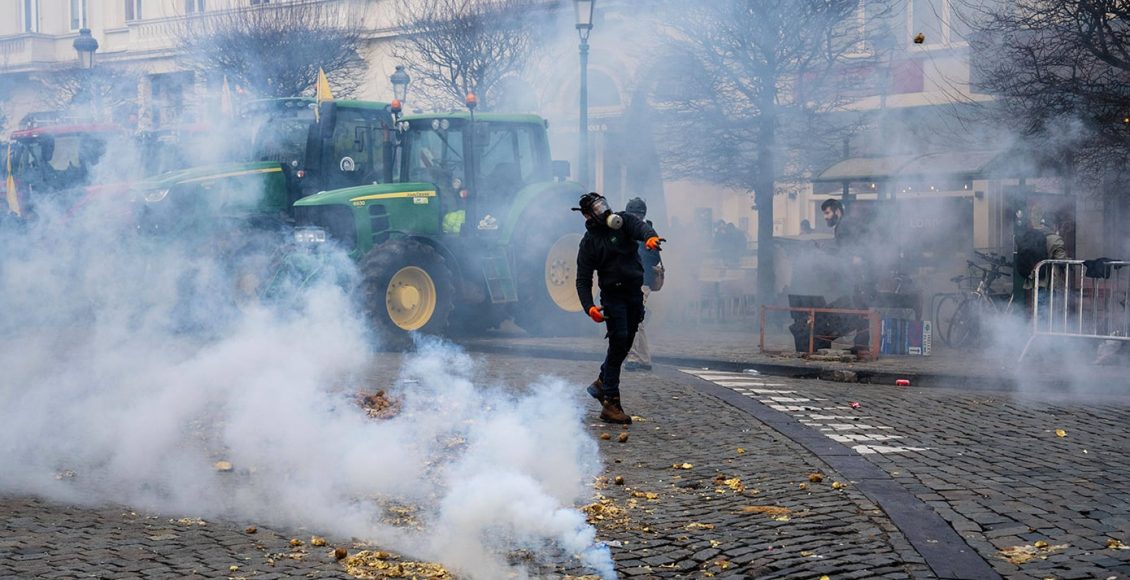 «Πόλεμος»-στις-Βρυξέλλες:-Φωτιές-και-χημικά,-χιλιάδες-αγρότες-με-τρακτέρ-στους-δρόμους-–-Δείτε-βίντεο