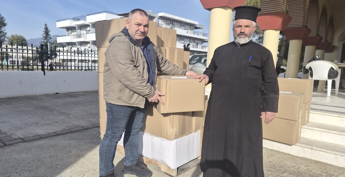 Διανομή-δεμάτων-–-τροφίμων-από-την-Ιερά-Μητρόπολη-Μαρωνείας