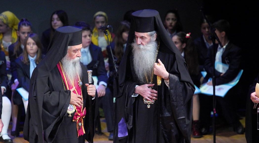 Συγκίνηση,-ιδιαίτεροι-συμβολισμοί-και-τιμές-στη-μεγαλειώδη-Χριστουγεννιάτικη-Φιλανθρωπική-Συναυλία-της-Μητροπόλεως-Πειραιώς