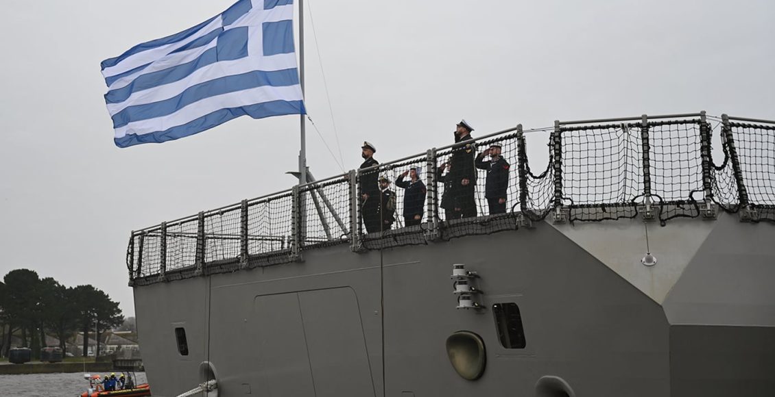 Η-ελληνική-σημαία-υψώθηκε-στη-φρεγάτα-«Κίμων»-–-Πρόκειται-για-ην-πρώτη-belharra-που-παραλαμβάνει-η-χώρα-μας