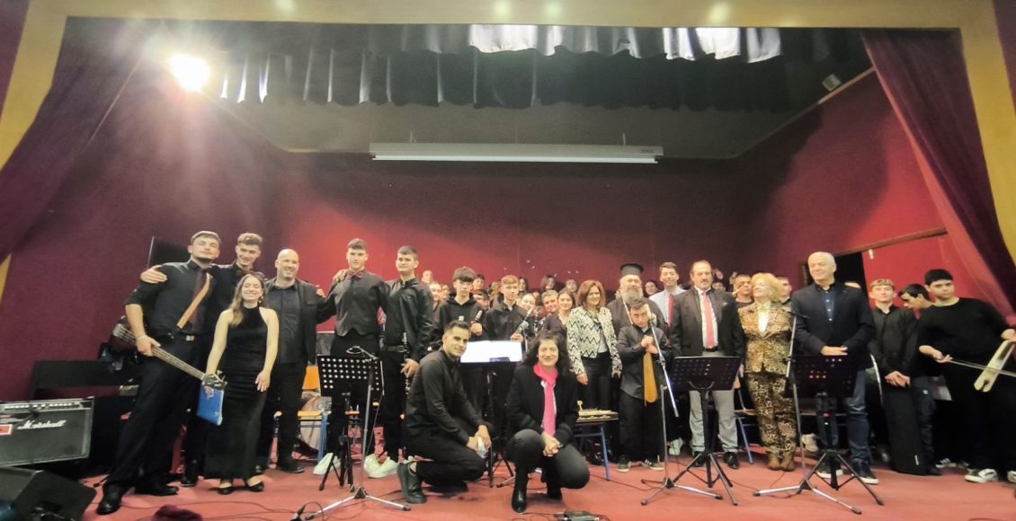 Μελωδίες-Χριστουγέννων-από-το-Μουσικό-Σχολείο-Αμυνταίου,-παρουσία-του-Μητροπολίτου-Ειρηναίου