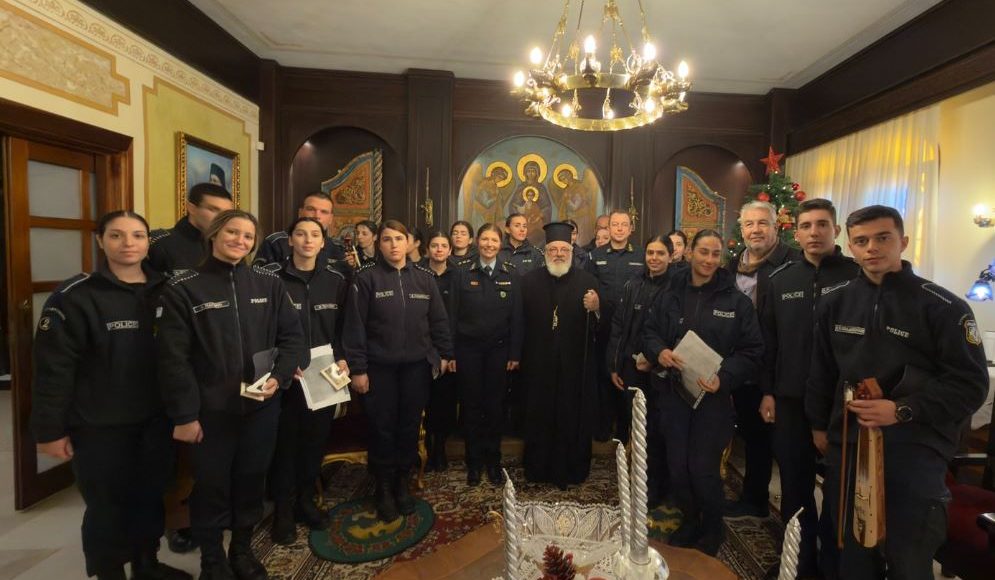 Η-Χορωδία-της-Σχολής-Δοκίμων-Αστυφυλάκων-Διδυμοτείχου-έψαλλε-τα-κάλαντα-στον-Μητροπολίτη-Δαμασκηνό