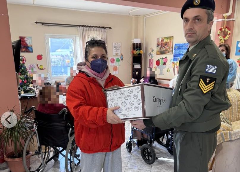 Προσφορά-τροφίμων-του-Κέντρου-Εκπαιδεύσεως-Πυροβολικού-Θηβών-στα-Ιδρύματα-της-Μητρόπολης-Θηβών