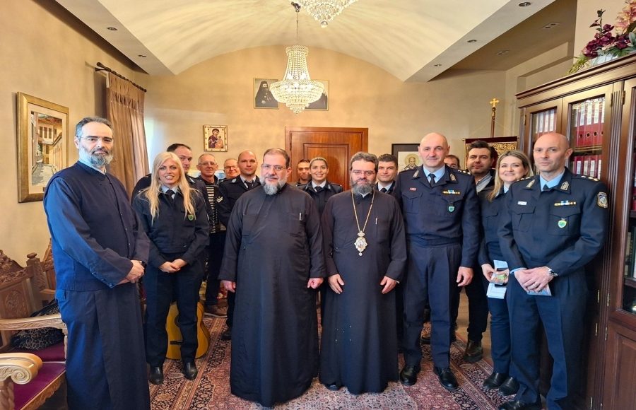 Ευχές-και-τα-πρώτα-κάλαντα-των-Χριστουγέννων-στον-Μητροπολίτη-Μαρωνείας