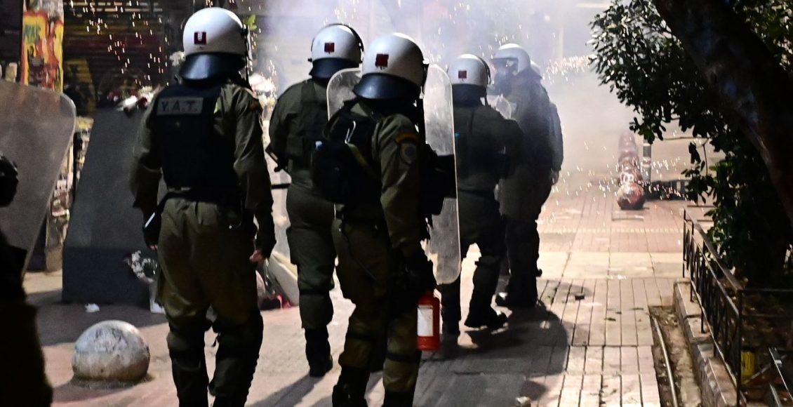 Επεισόδια-στα-Εξάρχεια-το-βράδυ-της-Παρασκευής-–-Μολότοφ-και-συγκρούσεις-με-τα-ΜΑΤ