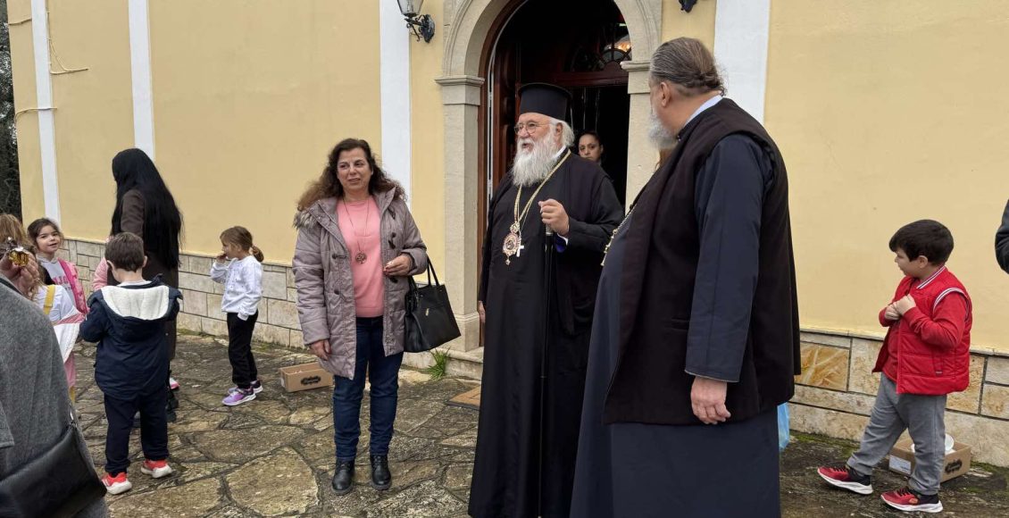 Ο-Κερκύρας-Νεκτάριος-κοντά-στα-παιδιά
