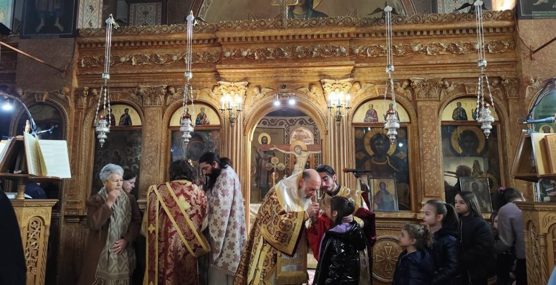 Το-μήνυμα-της-ταπεινώσεως-στη-Θεία-Λειτουργία-με-μαθητές-και-δοκίμους-αστυφυλάκων-στο-Μουζάκι