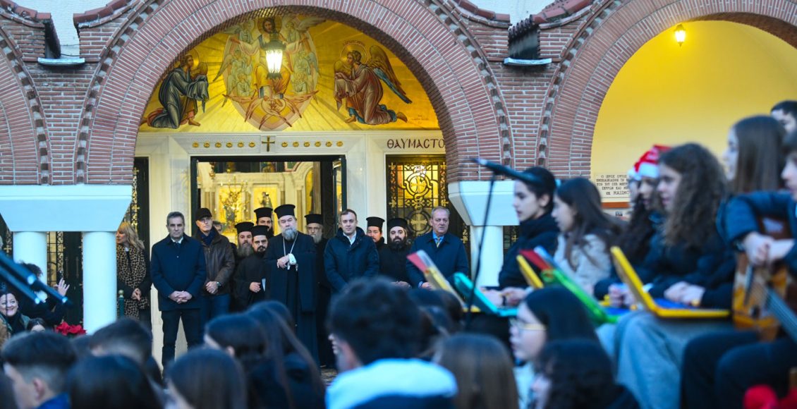 Οι-νέοι-της-Εκκλησίας-των-Σερρών-φωταγώγησαν-το-χριστουγεννιάτικο-δένδρο-τους