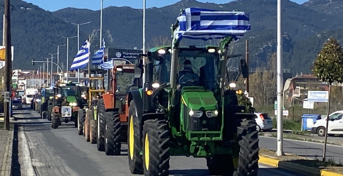 Παραμένει-το-μπλόκο-στην-περιμετρική-οδό-της-Πάτρας-–-Άνοιγμα-μιας-λωρίδας-κυκλοφορίας-ενόψει-εορτών-–-ertnews.gr