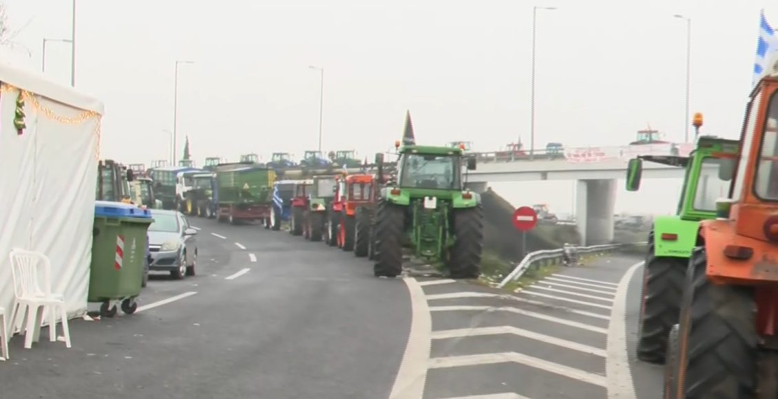 Αγρότες:-Ημέρα-αναδιάταξης-για-τη-διέλευση-των-εκδρομέων-–-Ενδεικτική-η-εικόνα-στο-μπλόκο-της-Νίκαιας-–-ertnews.gr