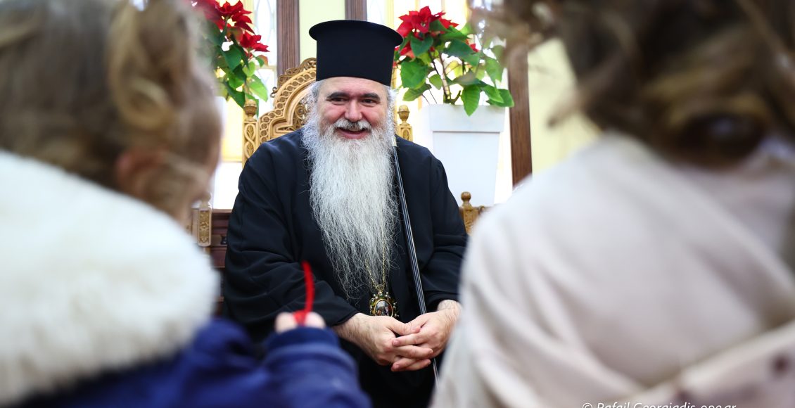 Παραδοσιακά-κάλαντα-στον-Μητροπολίτη-Νέας-Κρήνης-και-Καλαμαριάς-–-Μια-γιορτινή-ανάσα-μέσα-στη-βροχή