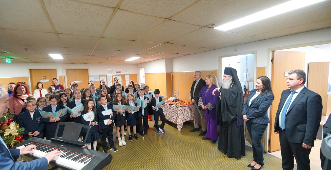 Ευχές-και-Κάλαντα-στο-Δικαστικό-Μέγαρο-Πειραιά-από-τον-Πειραιώς-Σεραφείμ-και-τα-παιδιά-των-Εκπαιδευτηρίων-της-Μητροπόλεως