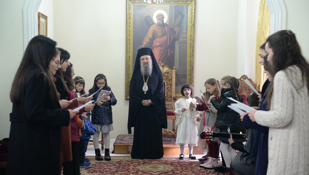 Τα-κάλαντα-των-Χριστουγέννων-στον-Μητροπολίτη-Πατρών-από-μικρούς-και-μεγάλους