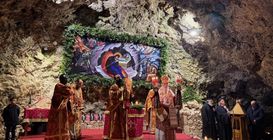 Πλήθος-προσκυνητών-στο-σπήλαιο-της-Μαραθοκεφάλας-για-την-εορτή-των-Χριστουγέννων