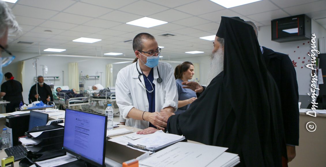 Ο-Μητροπολίτης-Φθιώτιδος-κοντά-σε-ασθενείς-και-προσωπικό-του-Γενικού-Νοσοκομείου-Λαμίας-την-παραμονή-Χριστουγέννων