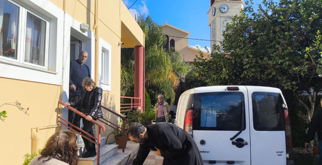 Χριστουγεννιάτικα-δέματα-αγάπης-μοίρασε-η-Ιερά-Μητρόπολη-Κυδωνίας