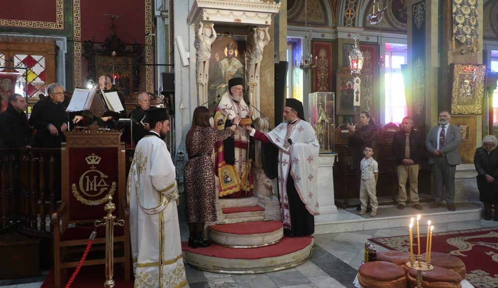 Τους-Κρήτες-της-Σύρου-ευλόγησε-ο-Μητροπολίτης-Δωρόθεος
