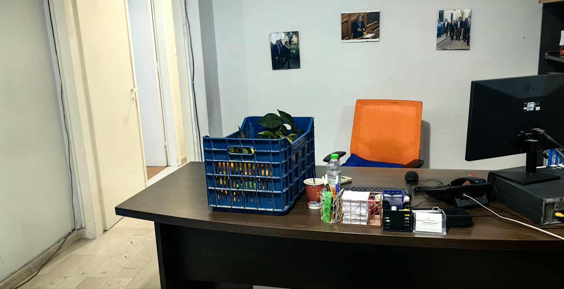 Πορεία-αγροτών-στο-Αγρίνιο-–-Άφησαν-πορτοκάλια,-σανό-και-κοπριά-σε-γραφεία-πολιτικών-–-ertnews.gr