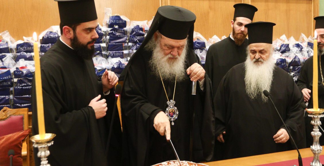 Ιερά-Σύνοδος:-Η-κοπή-της-Πρωτοχρονιάτικης-πίτας-και-η-ευχή-του-Αρχιεπισκόπου