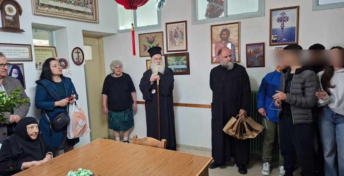 Ο-Κορίνθου-Παύλος-μαζί-με-μαθητές-επισκέφθηκαν-το-Γηροκομείο-«Οίκος-Αγίας-Ελένης»