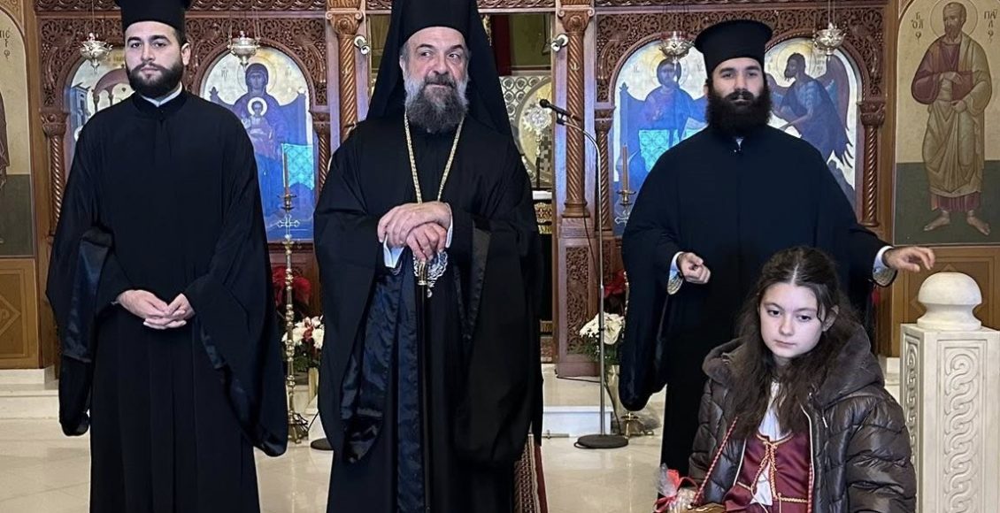 Η-κοπή-της-Αγιοβασιλόπιτας-της-Ιεράς-Μητροπόλεως-Θήρας