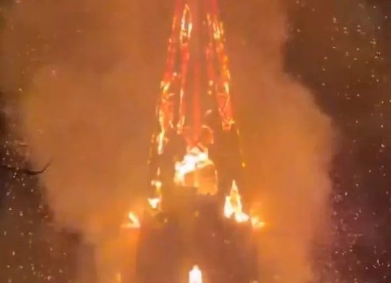 Γιγαντιαία-πυρκαγιά-κατέστρεψε-έναν-ναό-του-19ου-αιώνα-στο-Άμστερνταμ