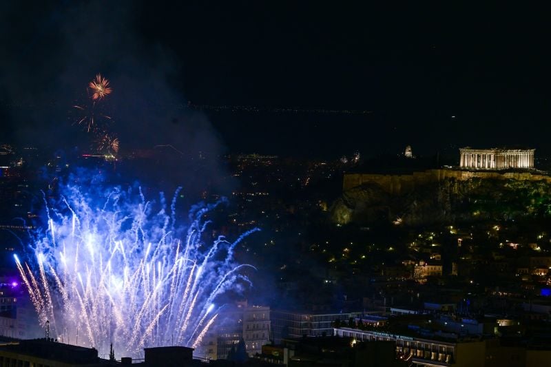 Με-μουσική,-drone-show-και…-αθόρυβα-πυροτεχνήματα-η-Αθήνα-υποδέχθηκε-το-2026