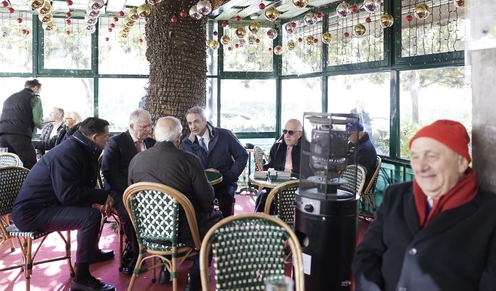 Ο-πρώτος-καφές-της-χρονιάς-για-Μητσοτάκη-και-Τασούλα-στο-Κολωνάκι-–-Ο-πρωθυπουργός-αποκάλυψε-την-πρόταση-γάμου-του-γιου-του-στη-Μαρία-Σάκκαρη