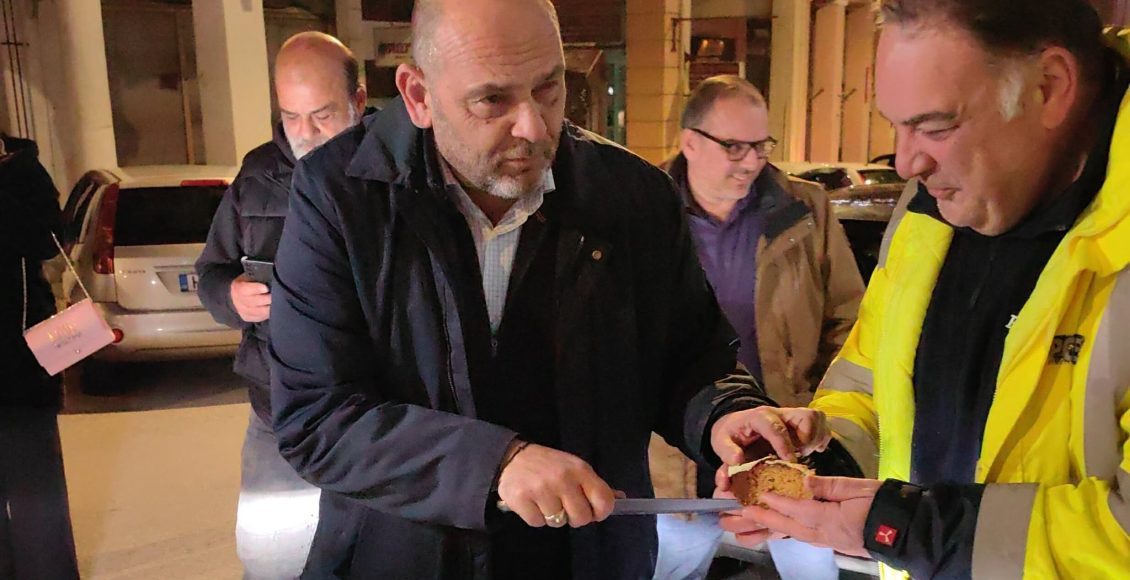 Πάτρα:-Ο-υφυπουργός-Πολιτισμού-Ι-Φωτήλας-δίπλα-στους-αστυνομικούς-που-άλλαξαν-τη-χρονιά-στην-υπηρεσία-του-πολίτη-–-ertnews.gr