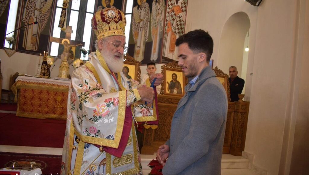 Αρκαλοχώρι:-Απονομή-μεταλλίου-σε-νεαρό-επιστήμονα-από-τον-Μητροπολίτη-Ανδρέα