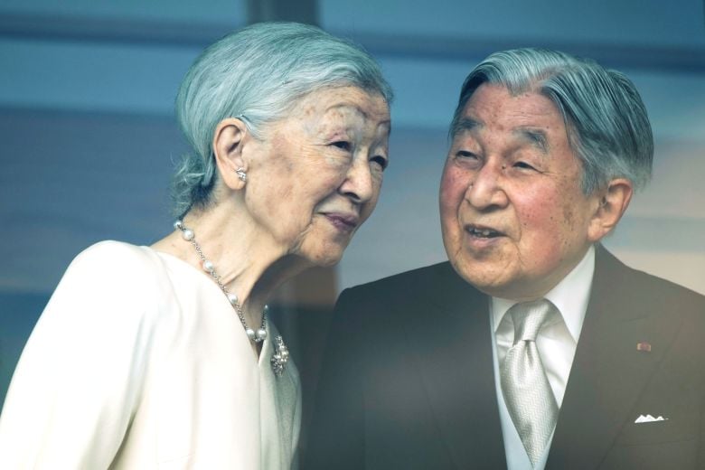 nεαρός-γδύθηκε-μπροστά-στον-αυτοκράτορα-της-Ιαπωνίας,-ενώ-χαιρετούσε-το-πλήθος