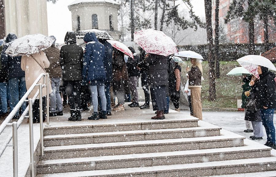 Βελιγράδι:-Η-χιονόπτωση-δεν-πτόησε-τους-πιστούς-από-το-να-τιμήσουν-την-Ημέρα-του-Πατέρα