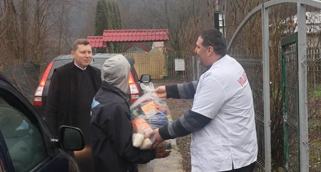 Πατριαρχείο-Ρουμανίας:-40-οικογένειες-έλαβαν-πακέτα-αγάπης-από-Εθελοντές