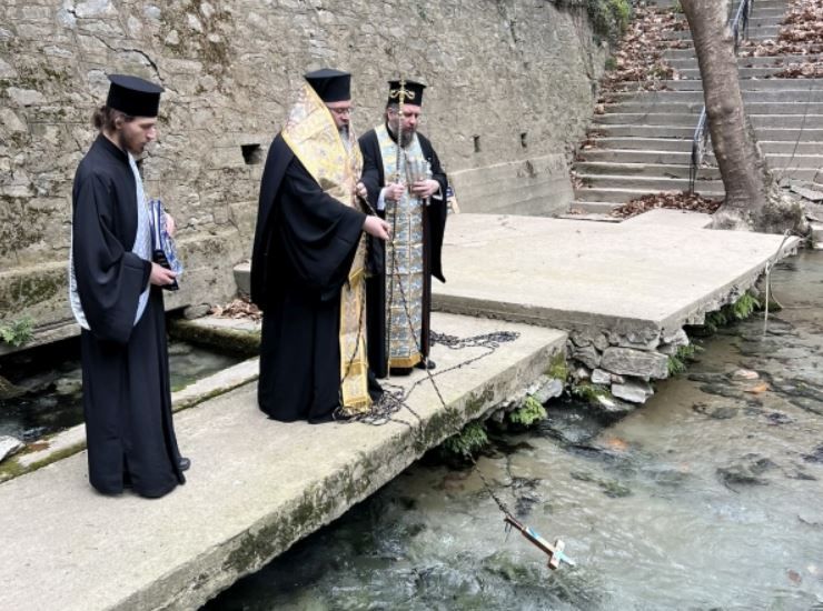 Η-Τελετή-Κατάδυσης-του-Τιμίου-Σταυρού-στο-Αγίασμα-του-Ιερού-Προσκυνήματος-Αγίας-Παρασκευής-Τεμπών