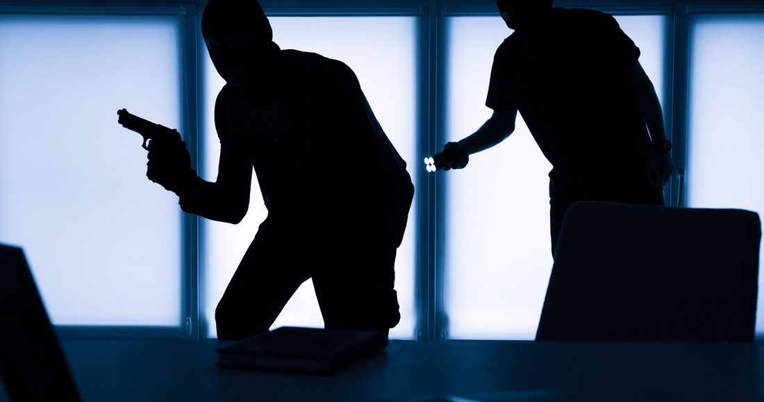 Οι-«Ροζ-Πάνθηρες»-πίσω-από-τη-ληστεία-σε-κοσμηματοπωλείο-στη-Χαλκιδική-–-Στα-580.000-ευρώ-η-λεία-τους