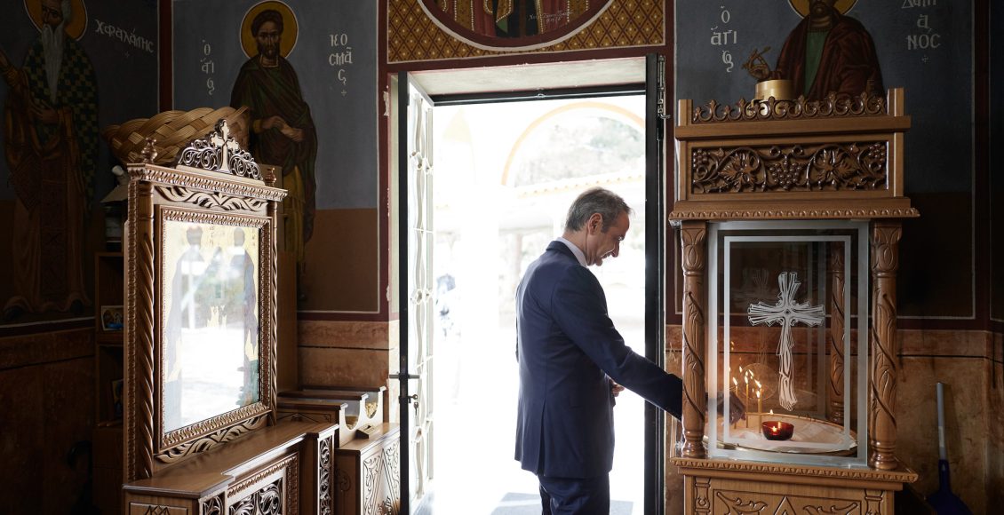 Κ.-Μητσοτάκης:-Μήνυμα-για-τα-Θεοφάνεια-από-τον-ναό-της-112-Πτέρυγας-Μάνης-πριν-την-αναχώρηση-για-το-Παρίσι