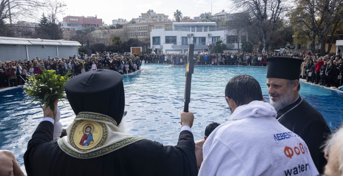 Η-τελετή-Αγιασμού-των-υδάτων-στην-πισίνα-της-Νεάπολης-Θεσσαλονίκης-(ΦΩΤΟ)