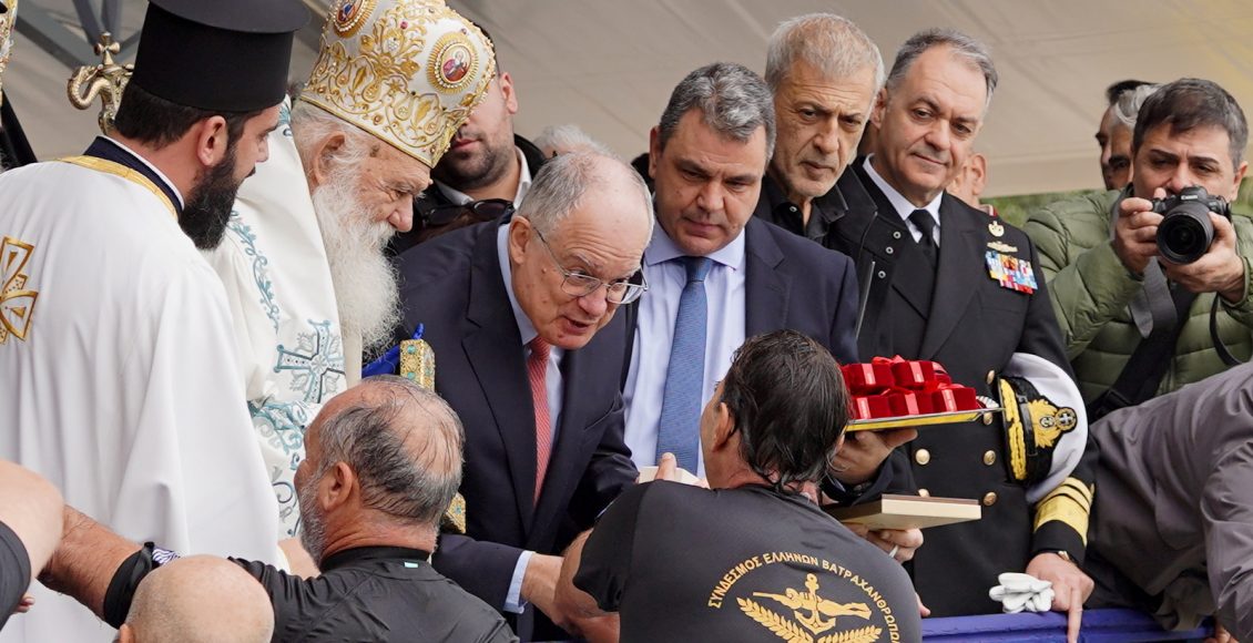Παρουσία-του-Προέδρου-της-Ελληνικής-Δημοκρατίας,-ο-Αρχιεπίσκοπος-Ιερώνυμος-τέλεσε-τον-Αγιασμό-των-υδάτων-στο-πρώτο-λιμάνι-της-χώρας