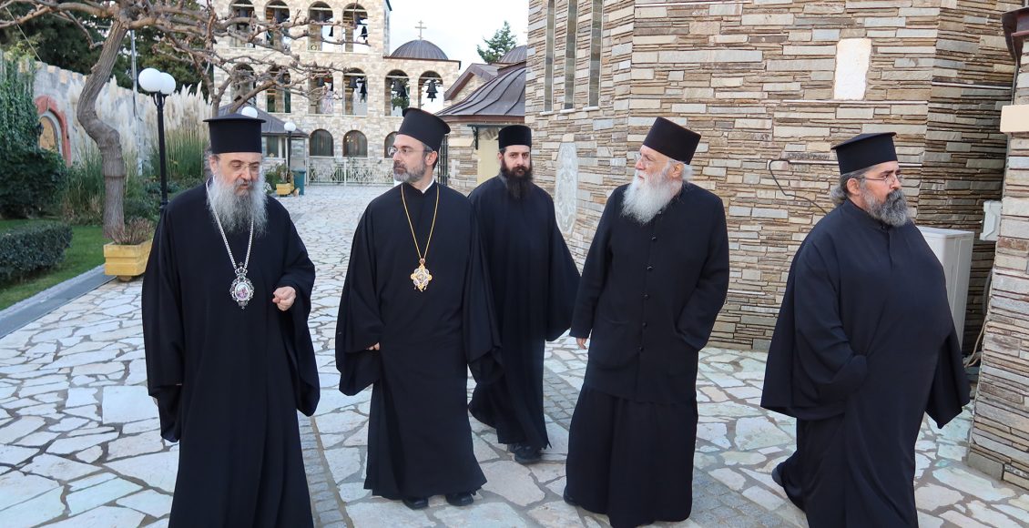 Οι-Μητροπολίτες-Πατρών-και-Ιρλανδίας-στην-Μονή-Τρικόρφου