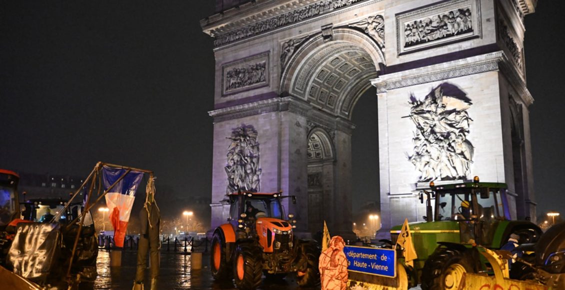 Τα-τρακτέρ-των-αγροτών-που-διαδηλώνουν-έφθασαν-στον-Πύργο-του-Άιφελ-στο-Παρίσι