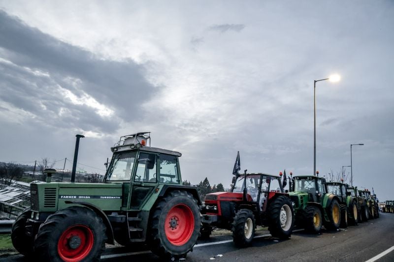 Κλιμακώνουν-τις-κινητοποιήσεις-τους-οι-αγρότες-με-μπλόκα-και-πολύωρους-αποκλεισμούς-του-οδικού-δικτύου-–-Κλείνουν-και-τα-δύο-ρεύματα-στα-διόδια-Μαλγάρων