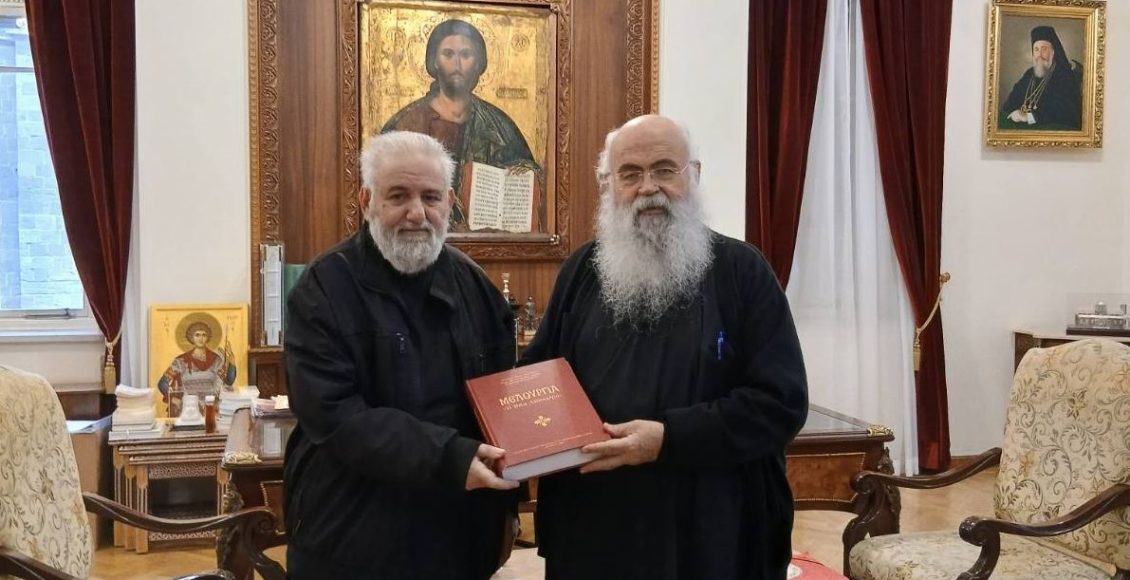 Επίσημη-παράδοση-του-τόμου-“Μελουργία.-Ἡ-Θεία-Λειτουργία”,-στον-Αρχιεπίσκοπο-Κύπρου