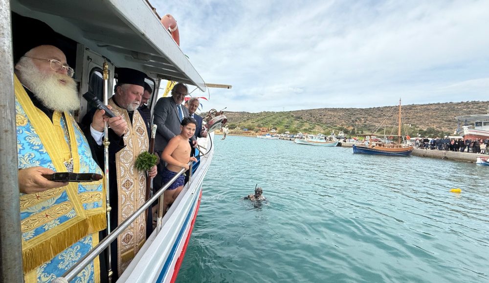 Ο-aγιασμός-των-υδάτων-στο-λιμάνι-του-Κουρεμένου-της-Ενορίας-Παλαικάστρου-Σητείας