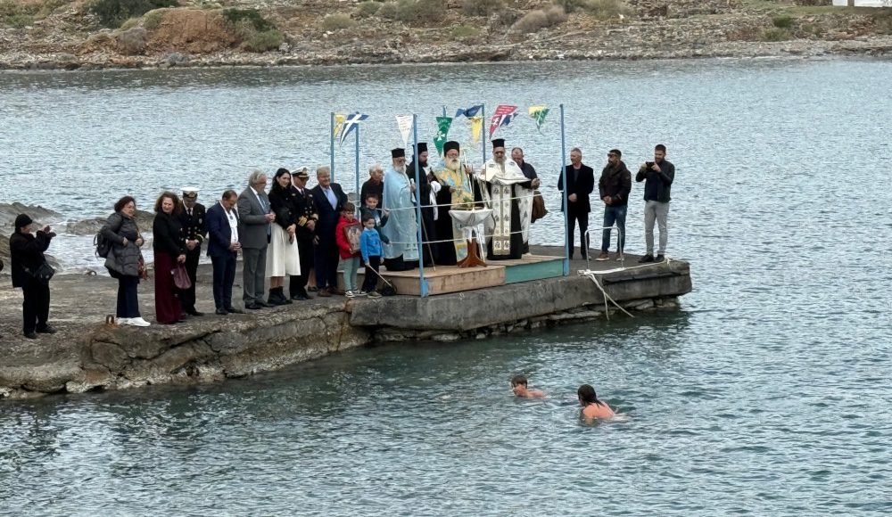 Ο-καθαγιασμός-των-υδάτων-και-η-ρίψη-του-Τιμίου-Σταυρού-από-τον-Μητροπολίτη-Κύριλλο-στο-Μόχλος-Σητείας