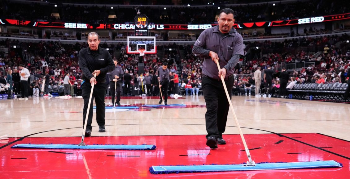 Μπουλς-–-Χιτ:-Το-βρεγμένο-παρκέ-έφερε-την-αναβολή