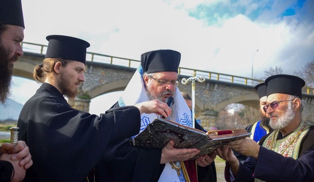 Τύρναβος:-Σύναξη-του-Τιμίου-Προδρόμου-και-Αγιασμός-των-Υδάτων-στον-Τιταρήσιο-ποταμό
