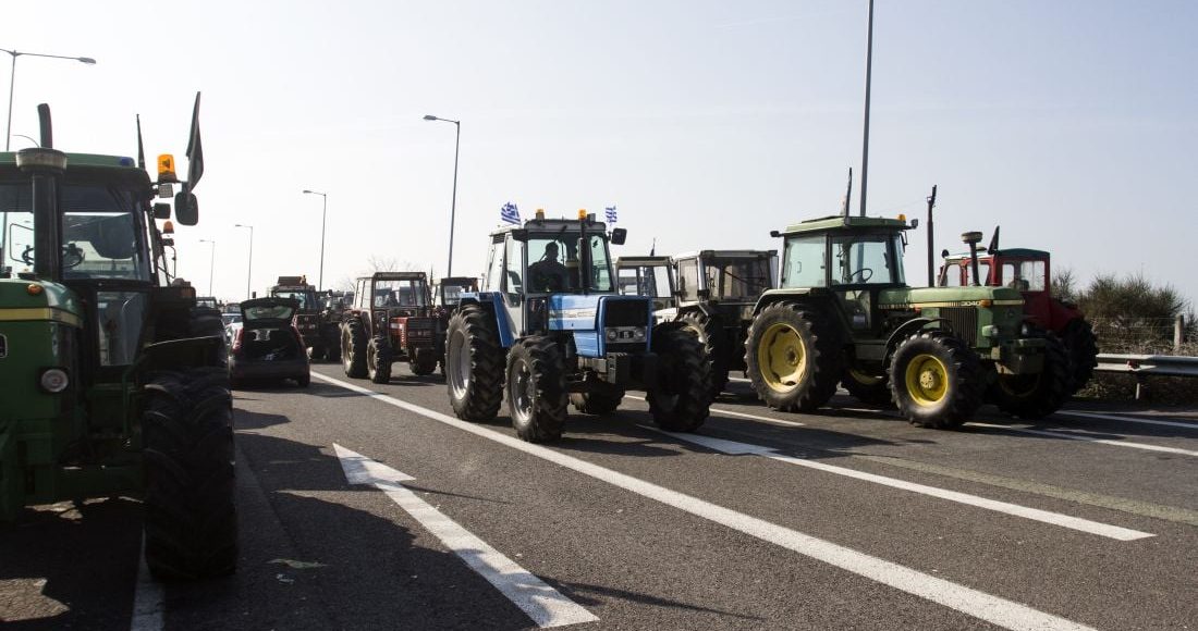 Σε-ποια-σημεία-άνοιξαν-τους-δρόμους-οι-αγρότες-και-πού-συνεχίζονται-οι-αποκλεισμοί-–-Έφυγαν-από-τον-Μπράλο-και-επιστρέφουν-στον-Ε65-τα-τρακτέρ