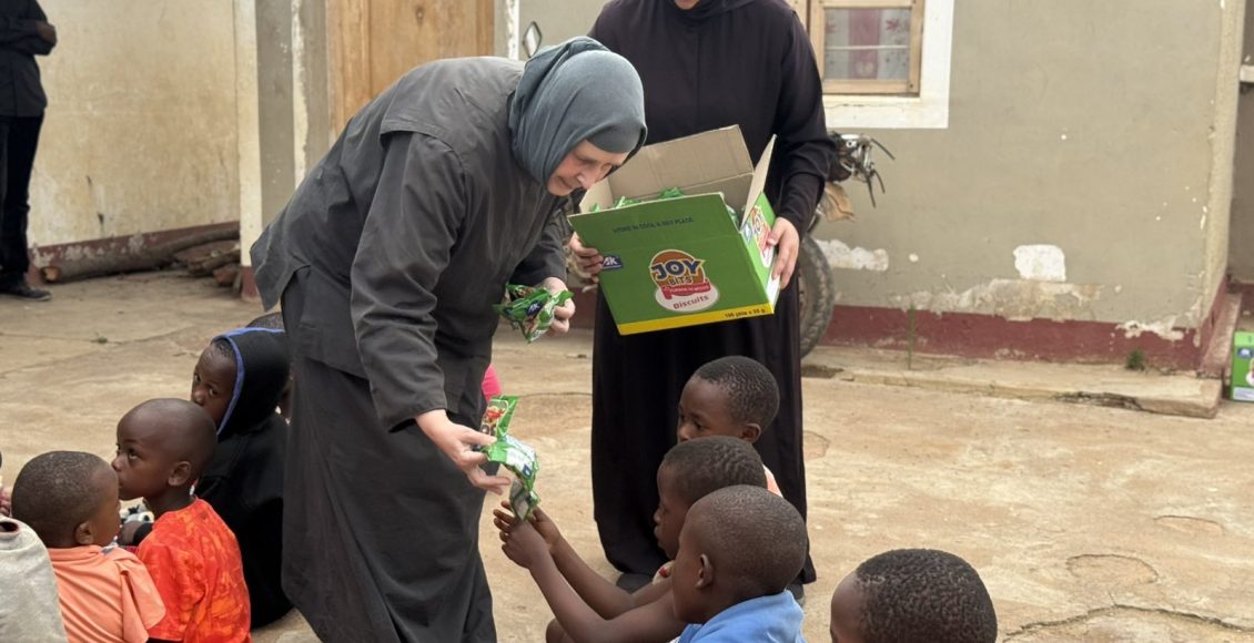 Γάλα-για-τα-μικρά-παιδιά-στο-Ιεραποστολικό-Κέντρο-της-Ιεράς-Μητροπόλεως-Αρούσας